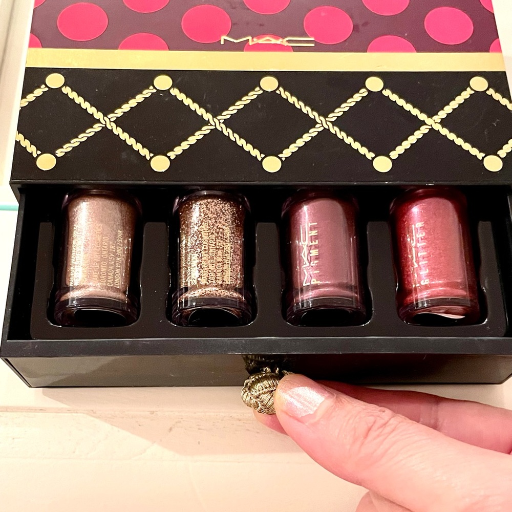 MAC Nutcracker Sweet Gold Pigments and Glitter Kit